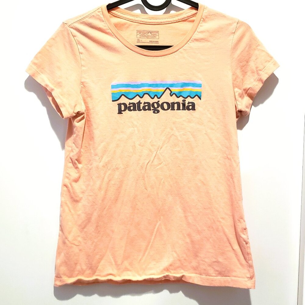 Patagonia Logo Girls T-Shirt Youth XL Short Cap Sleeve Peach Pink Spell Out Mtns